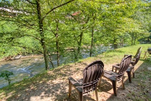 Awesome views of the Pigeon River - Downtown Gatlinburg river setting. Reserve early! River Dream in Gatlinburg is one of a kind!