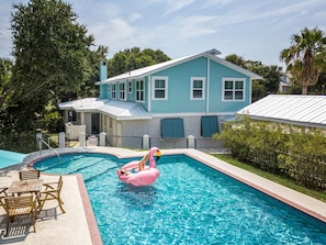 Palm Palm Cottage Large Family Home with Private Pool - float the day away!