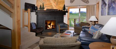 Living room w/gas fireplace, TV