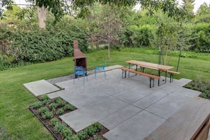 There’s a great back yard with patio, large picnic table, gas barbecue grill and a wood chiminea to gather around as you share stories of your day’s adventures.