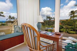 Desk & View 3rd Floor - Manualoha 206