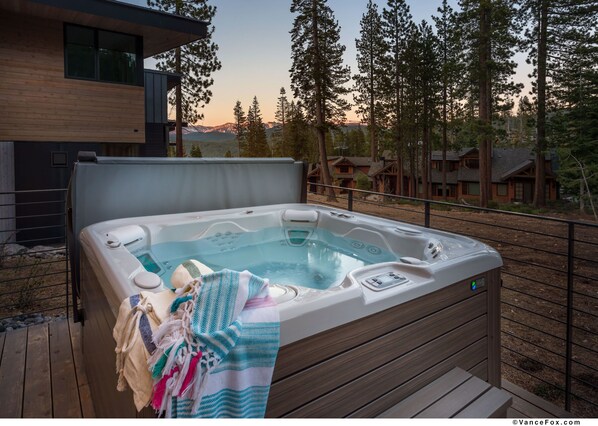 Outdoor spa tub