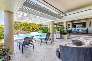 Covered Lanai Lounge Area