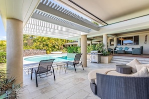 Covered Lanai Lounge Area
