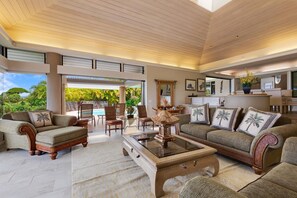 Living Area off Lanai to Pool