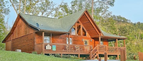 "Buckhead" Pet Friendly Pigeon Forge Cabin Rental! - This luxury cabin rental has everything your family or group of friends could ever ask for in a Smoky Mountain Resort Cabin. If you will be visiting Dollywood on your trip, this cabin has easy access to the #1 attraction in Tennessee.