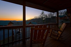 Buckhead  Cabin Rental - This luxury cabin rental has everything your family or group of friends could ever ask for in a Smoky Mountain Resort Cabin. If you will be visiting Dollywood on your trip, this cabin has easy access to the #1 attraction in Tennessee.