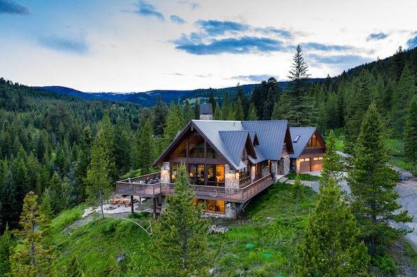 Guests will enjoy fantastic mountain views, lots of peace and quiet, easy access to hiking, and fishing Beaver Creek from this home.