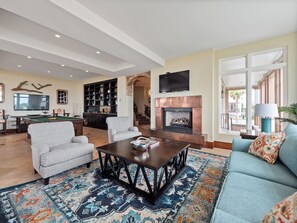 TV sitting area in 1st floor living space - Fireplace- Not for guests use
