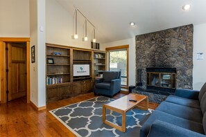 Living Room w/ TV and Wood Fireplace