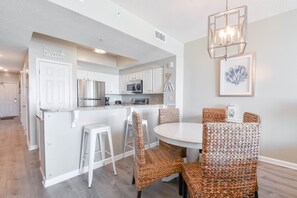 Majestic Sun 512B- Dining and Breakfast Bar Area