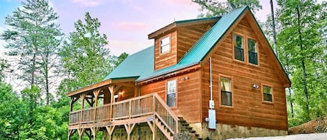 This cabin sits on over 1.5 acres of ground and offers seclusion - This incredible cabin located off of Bird's Creek is just minutes from Dollywood, Pigeon Forge, Gatlinburg and the Arts and Crafts Community.