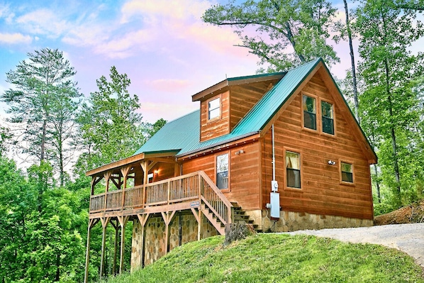 This cabin sits on over 1.5 acres of ground and offers seclusion - This incredible cabin located off of Bird's Creek is just minutes from Dollywood, Pigeon Forge, Gatlinburg and the Arts and Crafts Community.