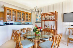 Dining Area - Manualoha 305