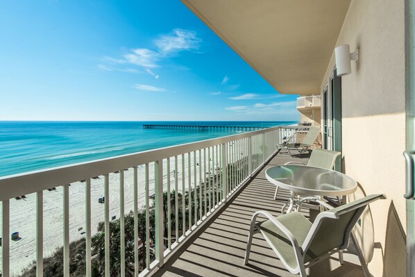 Large balcony w/awesome view toward the pier