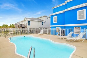 Private pool and fenced pool deck