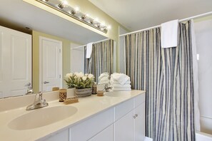 Primary Bathroom with Tub/Shower Combo