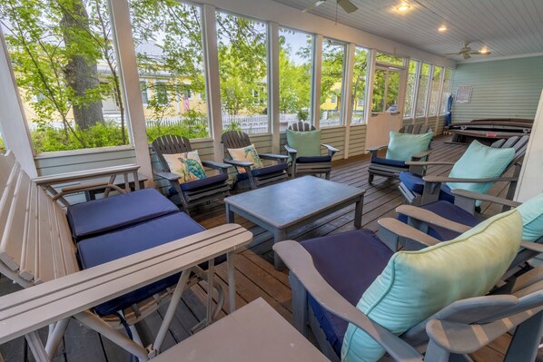Screened in Porch | Living Area