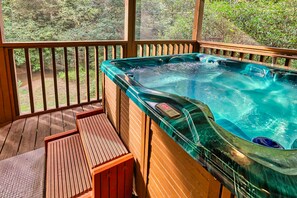 Outdoor spa tub