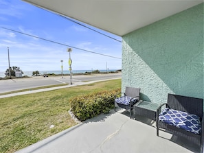 Emerald Shores 1001 | Outdoor Sitting Area