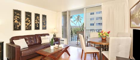 Cozy Living/Dining Area with Mountain/Canal/Golf Course View