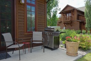 Back patio with grill.