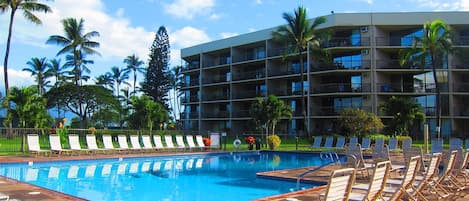 Maui Sunset Oceanfront Pool, Hot Tub and Barbecues