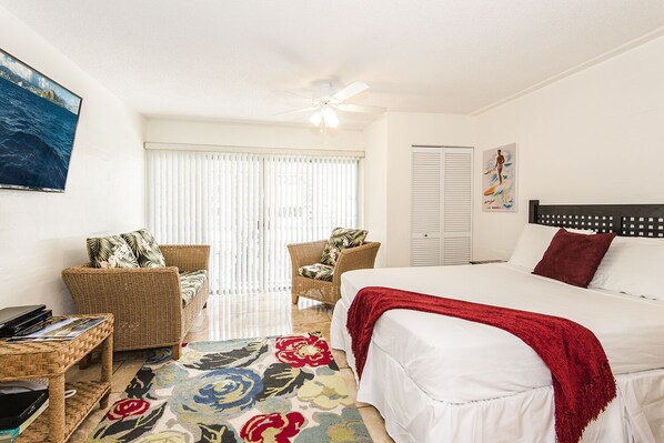 Hawaiian Queen Bedroom with Large Flat Screen TV