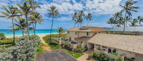 Place in Paradise with pathway to the beach! - Located at the end of a private lane, Place in Paradise is beach front on beautiful Kailua Beach.