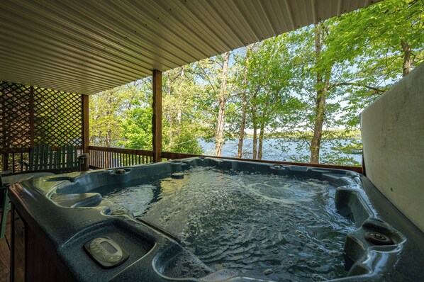 Outdoor spa tub
