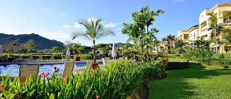 Del Mar building and pool area.