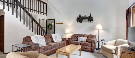 Living Room / Loft - This Tannenbaum Unit Offers PLENTY Of Room For The Whole Group to Spread Out!