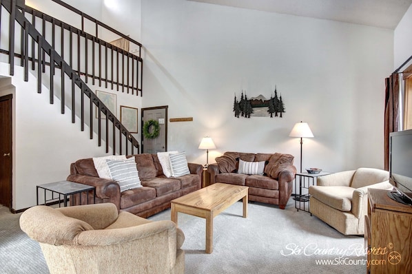 Living Room / Loft - This Tannenbaum Unit Offers PLENTY Of Room For The Whole Group to Spread Out!