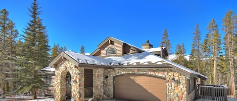 Don't miss out on this amazing property with plenty of parking - Evergreen Lodge Breckenridge Vacation Rental