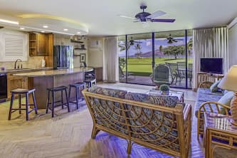 Rare Ground Floor Ocean Front, best at Maui Sunset