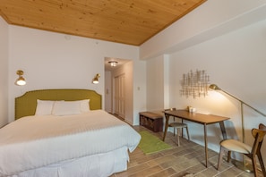 King-sized Bed with Ivory White Bedding