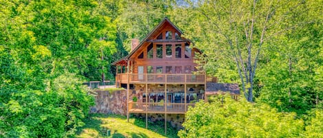 Hillbilly Hilton in Gatlinburg - Five Bedroom Cabin with Mountain Views, privacy, and large entertainment (game) room