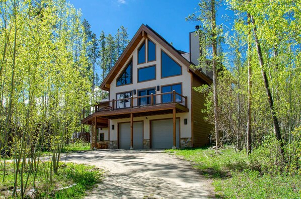 Welcome to Fox Tracks Lodge