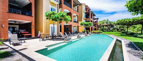 Play or relax in this sparkling infinity pool. 