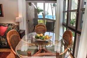 B13 Kihei Sands - Enjoy seating for 4 and views from your floor to ceiling windows.