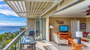 Open up the retractable doors to the large 235 sq ft lanai