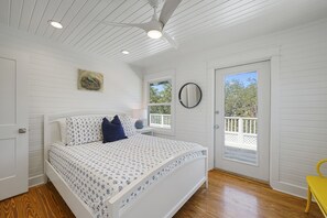 QUEEN ROOM ON SECOND LEVEL