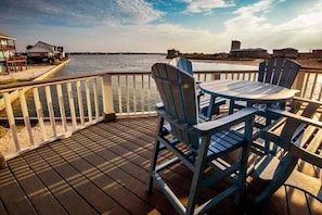 Perfect! - Imagine sitting here drinking your coffee in the morning and your cocktails in the evening. Brings a whole new meaning to "five o' clock somewhere"