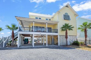 Welcome to The Pelican - The Pelican is a 4 bedroom, 3 and a half bathroom, pet friendly house located on the West Beach Pass of Little Lagoon.