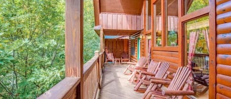 The great outdoors - There’s plenty of room—and plenty of seating—on the covered decks so that everyone can revel in the fresh mountain breeze, the sun-dappled trees, and the singing of larks and warblers.