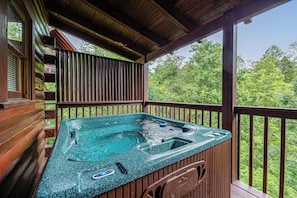 Outdoor spa tub