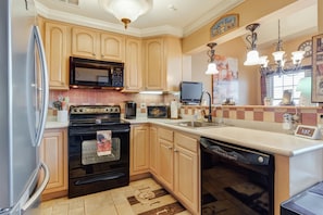 Full kitchen with all you need to prepare a great family meal