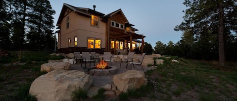 Gas fire pit and tons of outdoor living space