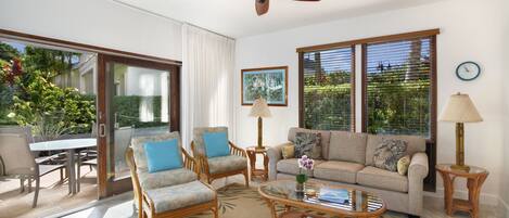 Living Room w/Lanai Garden View - Kahala 911