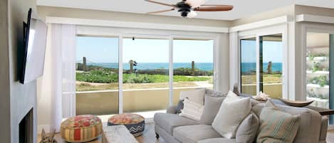 Decorated to perfection with an ocean view. Large flat screen Smart TV.
The fireplace is to not be utilized.